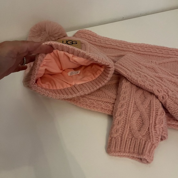 Ugg hat glove scarf set - Picture 2 of 3